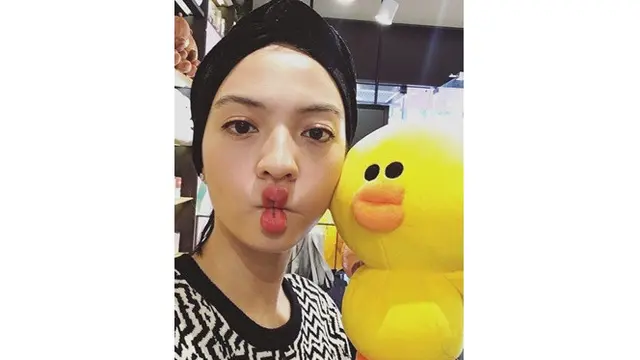 6 Foto 'Duck Face' ala Raline Shah, Tetap Cantik Memesona