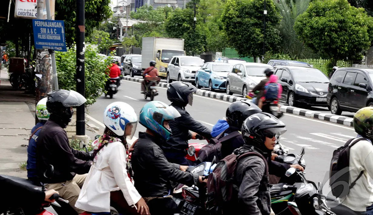 Sejumlah kendaraan roda dua melintasi Jalan Garuda saat uji coba larangan motor diperluas oleh Pemprov DKI, Jakarta, Selasa (6/1/2015). (Liputan6.com/Faizal Fanani)