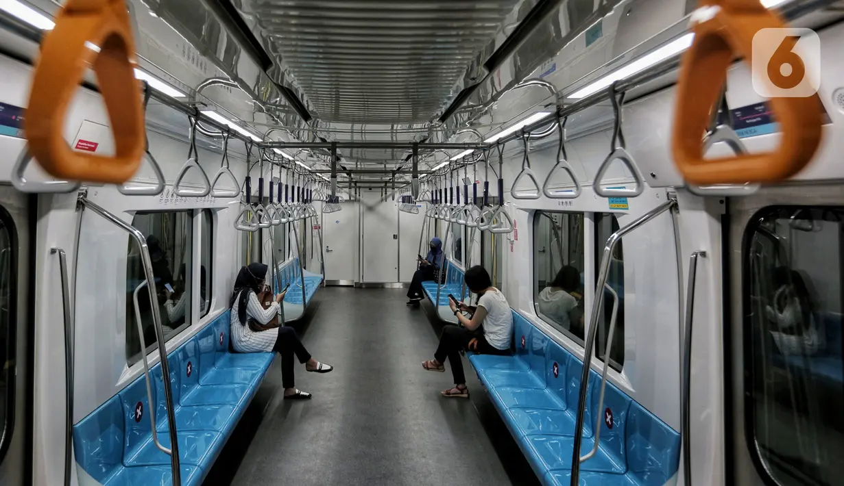 Suasana sepi di dalam Moda Raya Terpadu (MRT), Jakarta, Minggu (24/5/2020). Di tengah pandemi virus corona COVID-19, masyarakat yang biasanya menjadikan MRT sebagai sasaran wisata saat Lebaran kini terpantau sepi. (Liputan6.com/Johan Tallo)