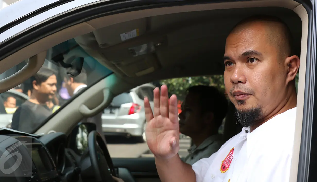 Musisi Ahmad Dhani berada di dalam mobil usai mendatangi Kejati DKI Jakarta, Jakarta, Senin (5/10/2015). Kedatangan Ahmad Dhani untuk mengirimkan surat permohonan penahanan badan rutan terhadap Farhat Abbas. (Liputan6.com/Herman Zakharia) 