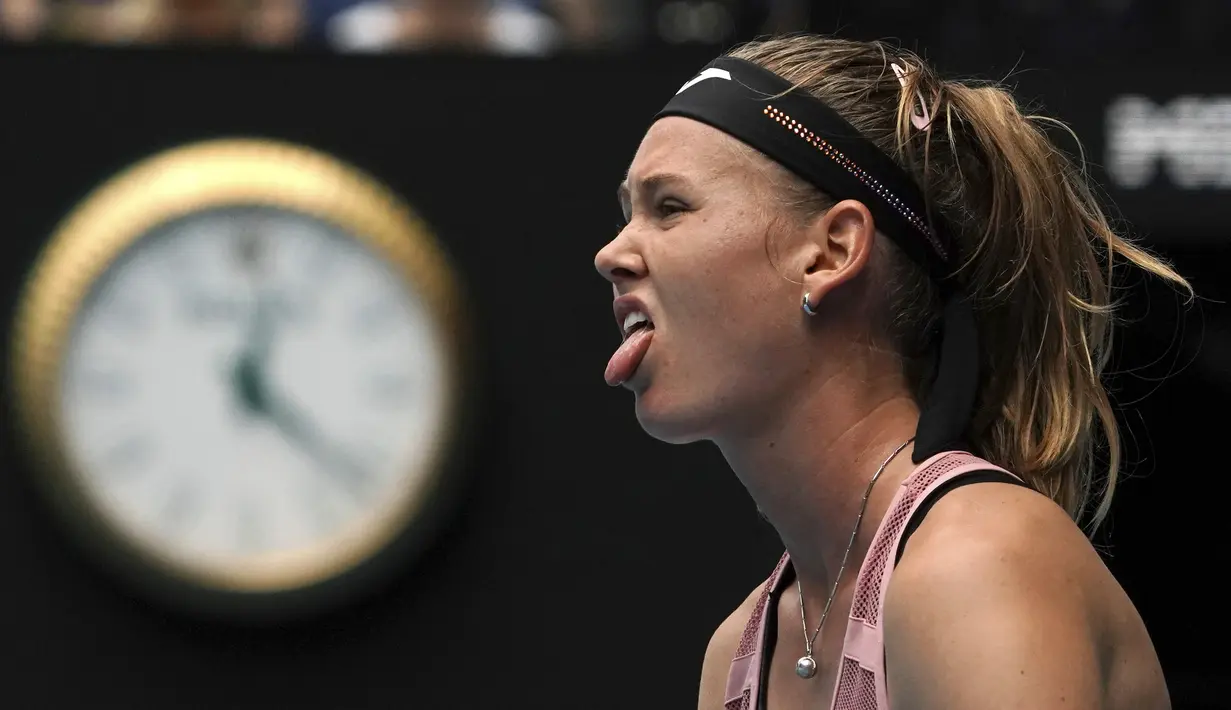 Ekspresi Marie Bouzkova saat bertanding melawan Naomi Osaka pada pertandingan putaran pertama tenis Australia Terbuka di Melbourne, Australia, Senin (20/1/2020). Osaka memastikan kemenangan ketika pukulan backhand Bouzkova melebar setelah bermain selama 80 menit. (AP Photo/Lee Jin-man)