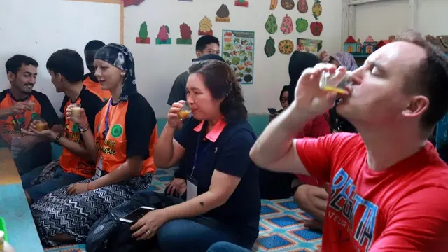Mahasiswa dari tujuh negara menyicipi jamu tradisional di Purbalingga, Jawa Tengah. (Foto: Liputan6.com/Humas UMP/Muhamad Ridlo)