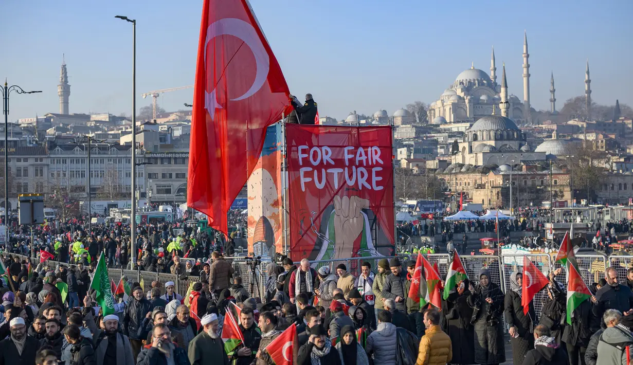 Para pengunjuk rasa berkumpul dan menghadiri aksi solidaritas terhadap rakyat Palestina, di Jembatan Galata di Istanbul, Turki pada tanggal 1 Januari 2025. (Yasin AKGUL/AFP)