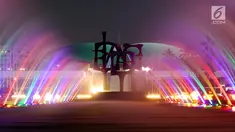 Deretan lampu warna-warni yang diletakan di bawah kolam air mancur tampak menghiasi area lobi utama Gedung MPR/DPR/DPD, Jakarta, Rabu (18/7). Lampu warna-warni ini dipasang untuk menyambut HUT ke-73 RI. (Lipputan6.com/JohanTallo)