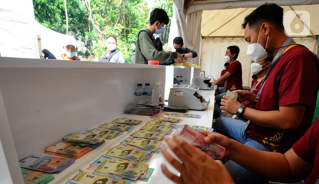 Warga menukarkan uang rupiah kertas tahun emisi 2022 di Hall Basket Gelora Bung Karno (GBK), Jakarta, Minggu (21/8/2022). Masih dalam rangka HUT Kemerdekaan ke-77 Republik Indonesia, Bank Indonesia mengeluarkan uang baru TE 2022 dengan pecahan Rp 100.000, Rp 50.000, Rp 20.000, Rp 10.000, Rp 5.000, Rp 2.000, dan Rp 1.000. (merdeka.com/Arie Basuki)