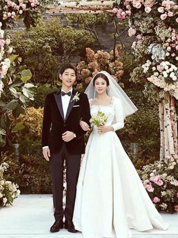 Pada tanggal 31 Oktober 2017, Song Joong Ki dan Song Hye Kyo resmi menikah. Namun sayang, usia pernikahan yang belum genap menginjak 2 tahun ini harus menghadapi jalan perceraian. (Liputan6.com/IG/kyo1122)