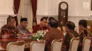 Ketua BPK, Moermahadi Soerja Djanegara dan jajarannya menemui Presiden Joko Widodo (Jokowi) di Istana Merdeka, Jakarta, Kamis (5/4). Kedatangan BPK untuk menyampaikan Ikhtisar Hasil Pemeriksaan Semester (IHPS) II Tahun 2017. (Liputan6.com/Angga Yuniar)
