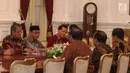 Ketua BPK, Moermahadi Soerja Djanegara dan jajarannya menemui Presiden Joko Widodo (Jokowi) di Istana Merdeka, Jakarta, Kamis (5/4). Kedatangan BPK untuk menyampaikan Ikhtisar Hasil Pemeriksaan Semester (IHPS) II Tahun 2017. (Liputan6.com/Angga Yuniar)