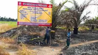 Polisi menyegel lahan bekas terbakar di Kecamatan Payung Sekaki, Pekanbaru. (Liputan6.com/M Syukur)