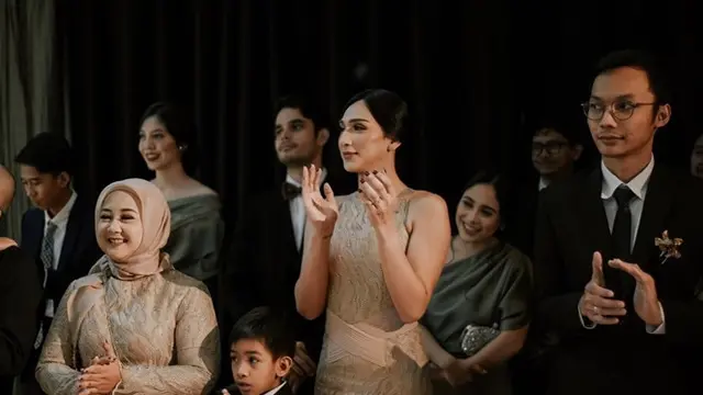 6 Potret Dena Rachman di Acara Perniakahan Adiknya, Memesona