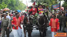 Citizen6, Kendal: Karnaval Spektakuler bertajuk Pelangi Mutu Manikam digelar oleh Pemerintah Daerah Kendal dalam rangkaian HUT Kabupaten Kendal ke-406. Karnaval dipimpin langsung oleh Bupati Widya Kandi Susanti, Kamis (28/7). (Pengirim: Aryo)
