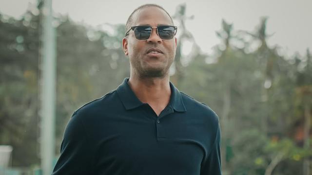 Pelatih Timnas Indonesia, Patrick Kluivert, beserta asistennya, Alex Pastoor, mengunjungi Bali United Training Center, Gianyar, pada Rabu (21/5/2025).