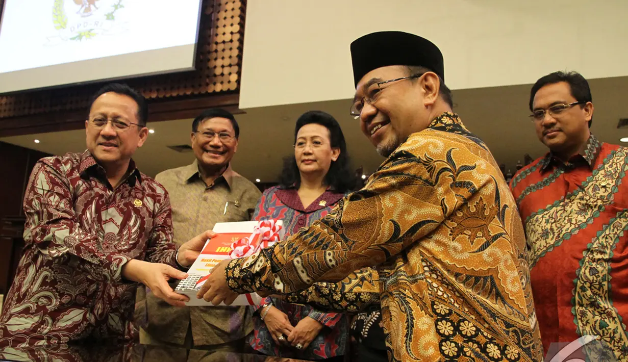 Ketua DPD Irman Gusman menerima laporan hasil Ikhtisar semester I tahun 2014 Ketua BPK Ketua BPK Harry Azhar Aziz, Jakarta, Jumat (5/12/2014). (Liputan6/Andrian M Tunay) 