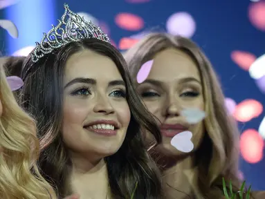 Maria Vasilevich (tengah) tersenyum setelah dinobatkan sebagai Miss Belarus 2018 di Minsk, Belarusia (4/5). 30 model mengambil bagian dalam final kontes - yang diadakan sejak tahun 1998 ini. (AFP Photo/Maxim Malinovsky)