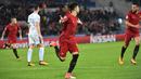 Gelandang AS Roma, Stephen El Shaarawy, merayakan gol yang dicetaknya ke gawang Chelsea pada laga Liga Champions di Stadion Olimpico, Roma, Selasa (31/10/2017). Roma menang 3-0 atas Chelsea. (AFP/Alberto Pizzoli)