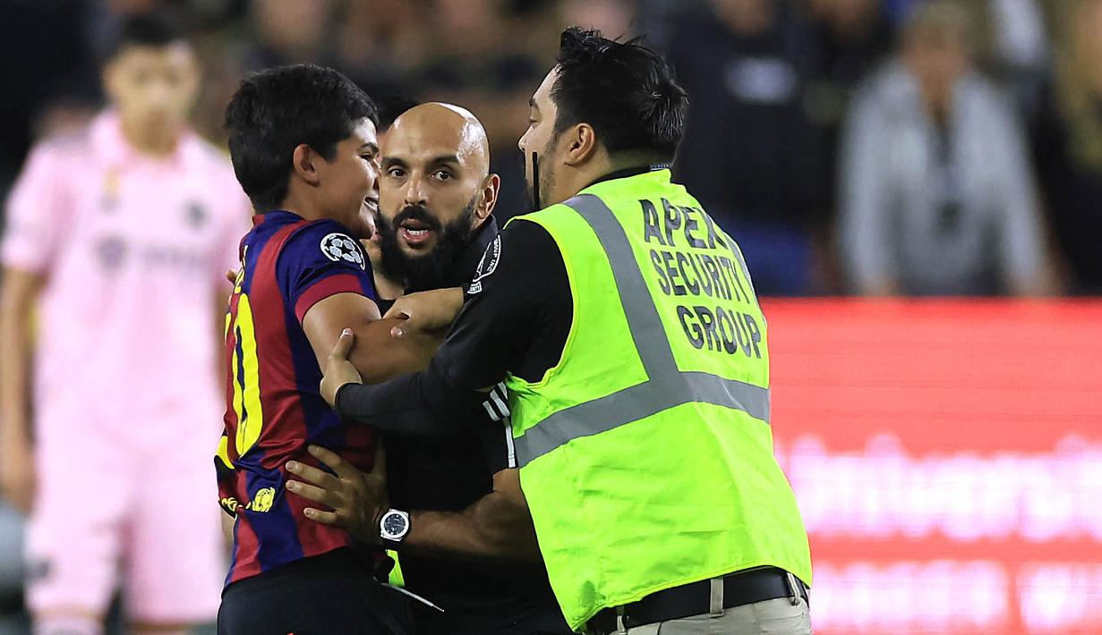 Ada kejadian menarik ketika Inter Miami unggul 2-0 pada menit ke-72. Seorang penggemar dengan seragam Barcelona tiba-tiba berlari menerobos lapangan. (Sean M. Haffey/Getty Images/AFP)
