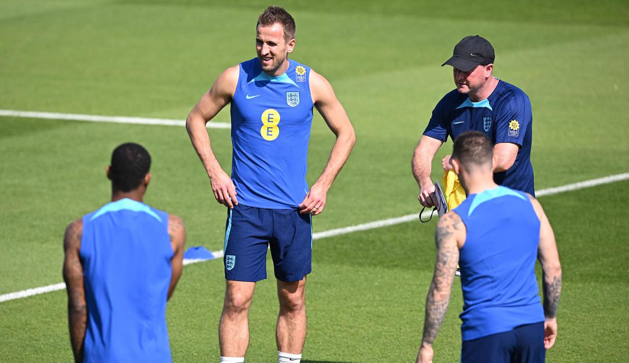 Begitu menjalani sesi latihan di Al Warkah Sport Complex, Harry Kane dan kolega mengeluhkan cuaca yang dinilai sangat panas. (AFP/Paul Ellis)