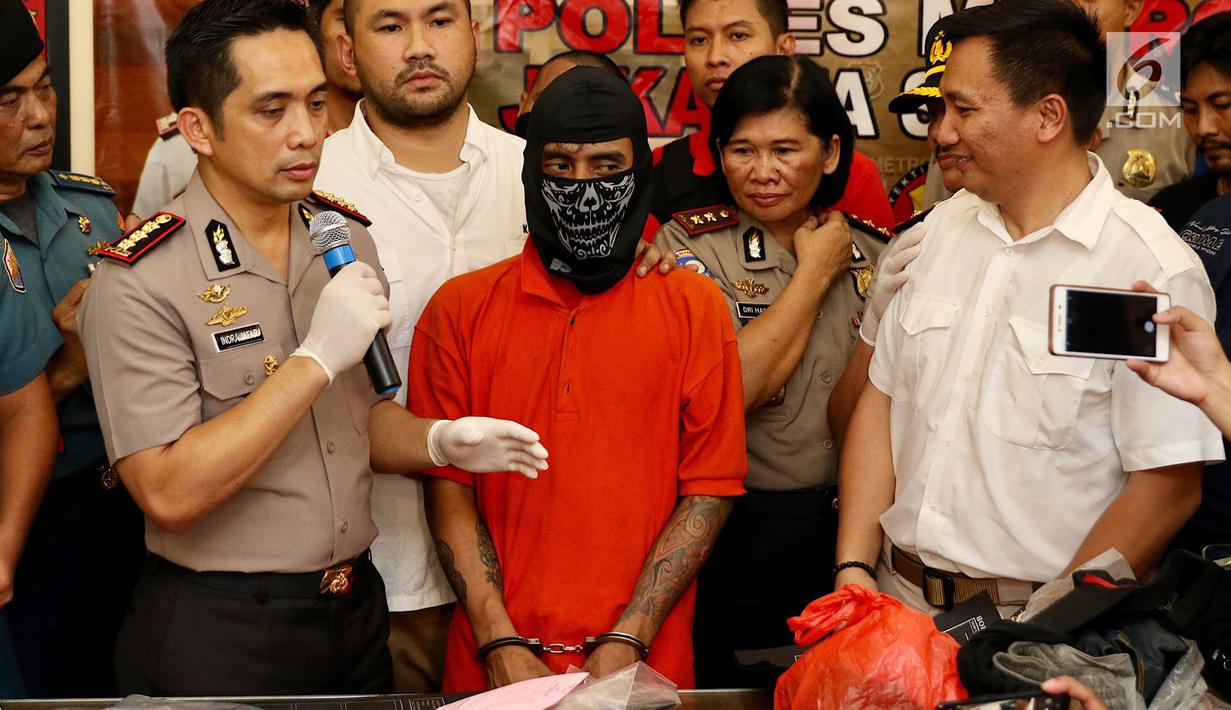 Kapolres Jakarta Selatan Kombes Pol Indra Jafar menunjukkan tersangka kasus pembunuhan pensiunan TNI AL Hunaedi di Jakarta, Kamis (12/4). Hunaedi dibunuh di Pondok Labu, Jakarta Selatan, 5 April 2018. (Liputan6.com/Immanuel Antonius)