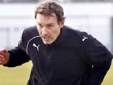 Aksi pelatih Bordeaux, Laurent Blanc dengan bola di saat sesi latihan tim yang digelar di Haillan, dekat Bordeaux, 8 Februari 2010. AFP PHOTO / PATRICK BERNARD 