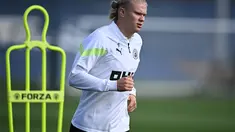 Striker Manchester City, Erling Haaland melakukan pemanasan dalam sesi latihan di City Football Academy, di Manchester, Inggris (5/9/2022). Manchester City akan bertanding melawan Sevilla pada Grup G Liga Champions di Estadio R. Sanchez Pizjuan. (AFP/Oli Scarff)