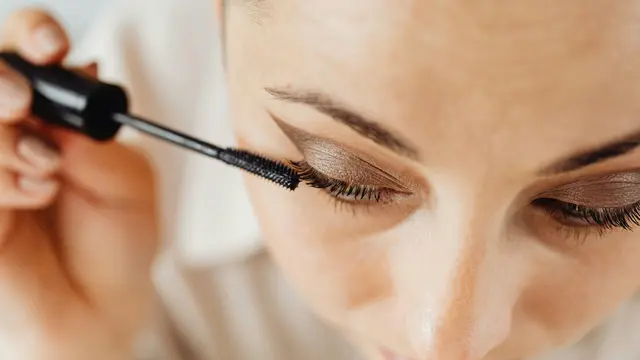 6 Cara Tepat Merawat Bulu Mata Extension Agar Tahan Lama