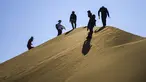 Para wisatawan mengunjungi kawasan wisata Gurun Kum Tag di Wilayah Shanshan, Kota Turpan, Daerah Otonom Uighur Xinjiang, China barat laut (22/9/2020). Gurun tersebut saat ini mencatat peningkatan arus wisatawan. (Xinhua/Wang Fei)