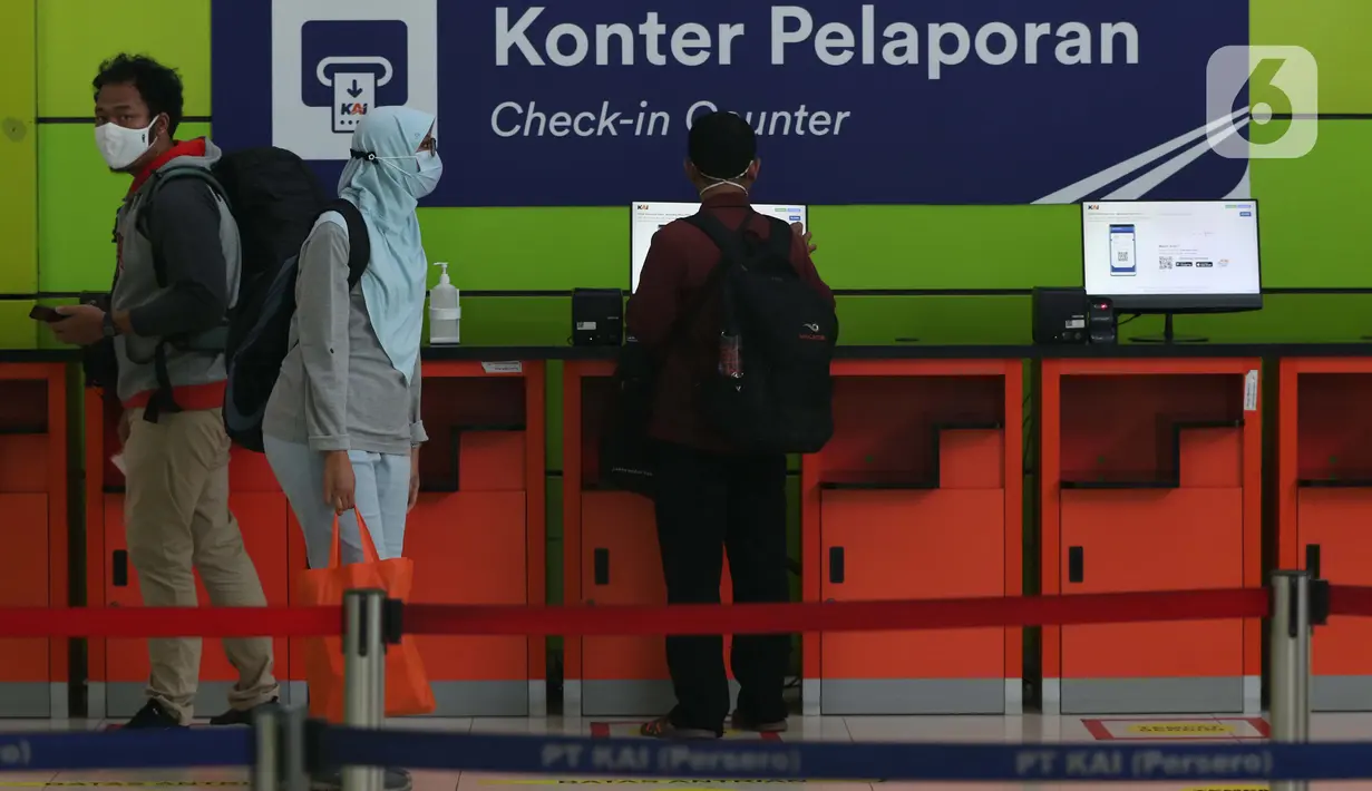 Calon penumpang Kereta Api Jarak Jauh mencetak tiket di Stasiun Gambir, Jakarta, Rabu (16/12/2020). 47 KA jarak jauh yang dioperasikan selama masa Nataru 2020/2021 terdiri dari, 22 KA dari Stasiun Gambir, 23 dari Stasiun Pasar Senen, dan dua dari Jakarta Kota. (Liputan6.com/Helmi Fithriansyah)