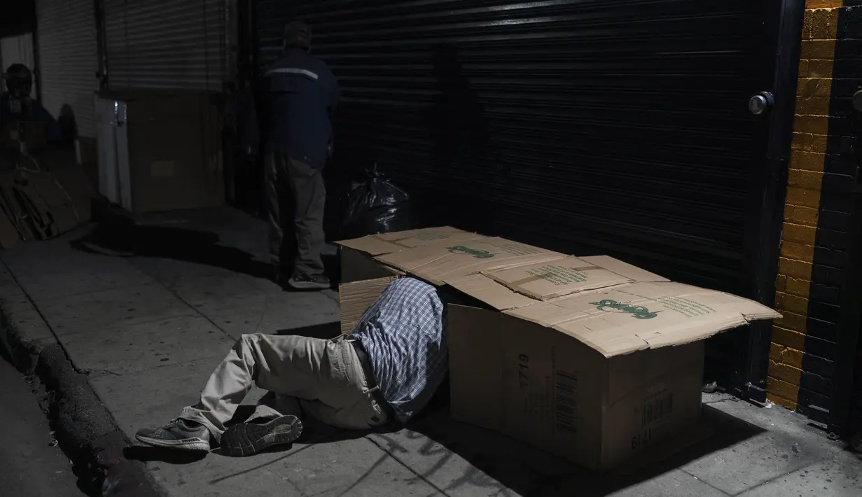 David Hernandez, seorang pria tunawisma berusia 62 tahun, merangkak ke tempat tidurnya yang terbuat dari kardus di Los Angeles, Rabu malam (14/12/2022). Tunawisma tersebut juga menjadi masalah utama di kota-kota besar lainnya seperti San Fransisco. (AP Photo/Jae C. Hong)