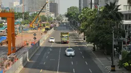 Suasana jalanan di Jakarta lenggang, Rabu (09/12). Hal ini karena adanya hari libur nasional dan Pilkada di beberapa daerah. (Liputan6.com/Gempur M Surya)