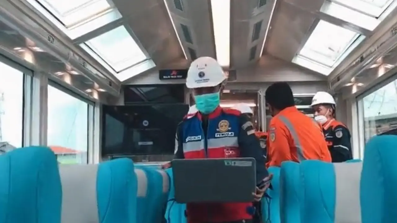 PT. KAI (Persero) baru saja melakukan modifikasi dari kereta kelas eksekutif biasa menjadi kereta panoramic pertama di Indonesia.