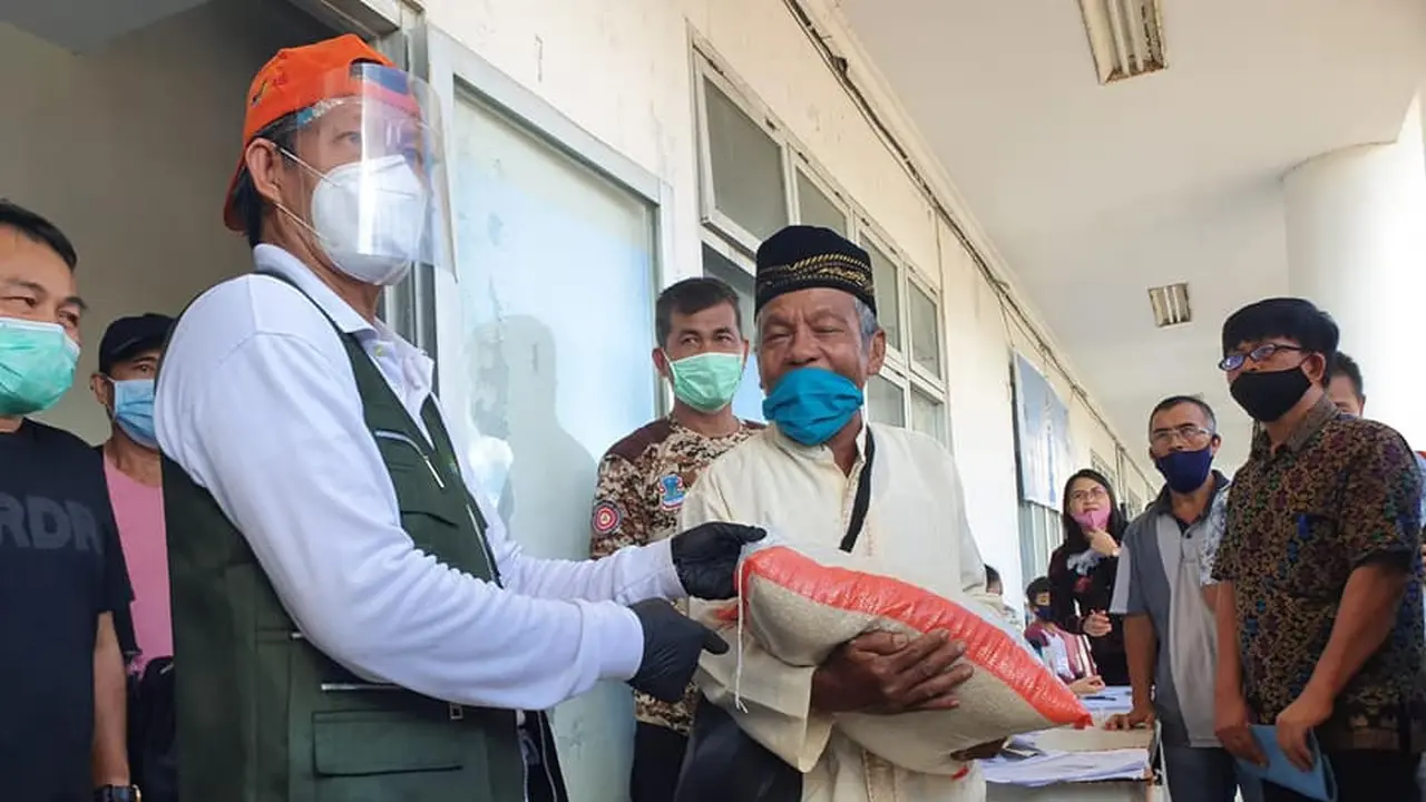 Wali Kota Manado GS Vicky Lumentut menyerahkan bansos kepada para tokoh agama di Manado.
