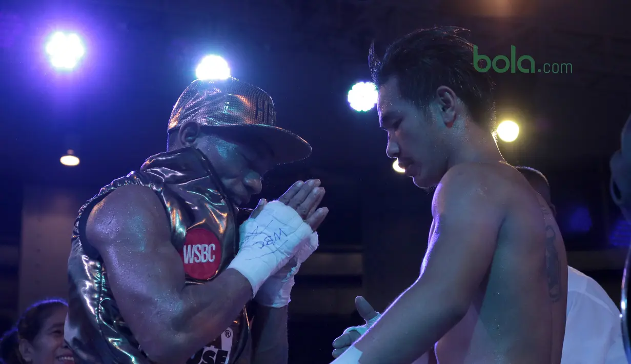 Jansen Marapu (kiri) memberikan salam kepada lawannya Phuttiphong Rakoon usai laga pada kelas Lightweight Mahkota Boxing Super Series di Cilandak Town Square, Jakarta (10/3/2018). Jansen menang TKO pada ronde ke sembilan. (Bola.com/Nick Hanoatubun)