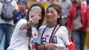 Pendukung tim China berswafoto jelang menyaksikan seremoni pembukaan Asian Games 2018 di Stadion GBK, Jakarta, Sabtu (18/8). Asian Games 2018 akan berlangsung hingga 2 September, mendatang. (Liputan6.com/Helmi Fithriansyah)