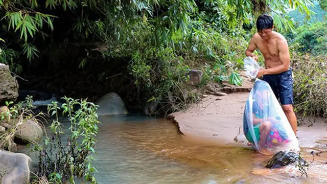Demi Bisa ke Sekolah, Pria Seberangi Sungai Sambil Bawa Anak yang Dibungkus Plastik