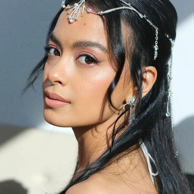 6 Potret Detail Busana dan Makeup Eva Celia di Hari Pernikahan, Simpel dan Elegan