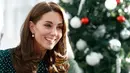 Kate Middleton tersenyum saat mengunjungi Rumah Sakit Anak Evelina di London, Inggris (11/12). Kate Middleton yang bergelar Duchess of Cambridge ini, diresmikan sebagai patron RS anak tersebut. (Chris Jackson/Pool via AP)