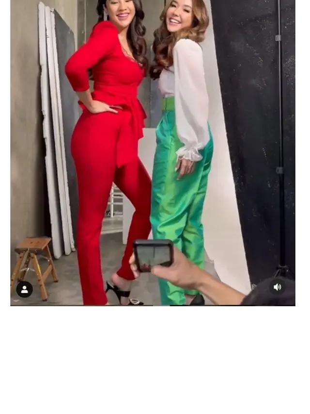 7 Gaya Anya Geraldine dan Gisella Anastasia saat Pemotretan, Kompak Banget