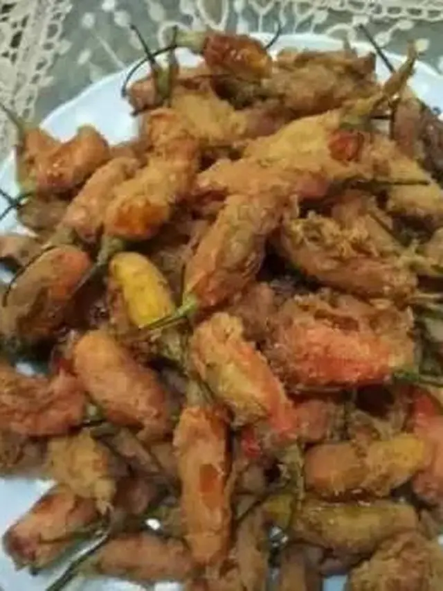 7 Potret Absurd Aksi Penjual Gorengan yang Bikin Heran