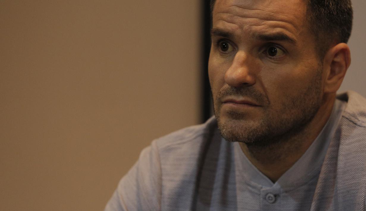 Pelatih Timnas Indonesia, Simon McMenemy, mengamati pertanyaan wartawan saat jumpa pers di Hotel Sultan, Jakarta, Kamis (24/1). Pada keterangannya, Simon ingin membawa timnas mengalami kenaikan ranking hingga peringkat 120. (Bola.com/Okie Prabhowo)