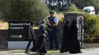 Tampak orang mengunjungi pemakaman korban penembakan masjid di Selandia Baru (AFP Photo)