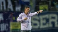 Pelatih Persib, Dejan Antonic, memberikan instruksi saat laga Torabika Soccer Championship 2016 melawan Sriwijaya FC di Stadion Si Jalak Harupat, Bandung, Sabtu (30/4/2016). (Bola.com/Vitalis Yogi Trisna)