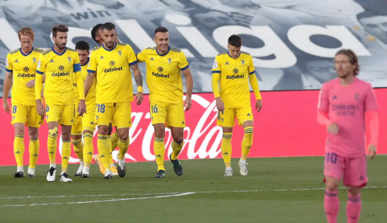 Para pemain Cadiz merayakan gol yang dicetak oleh Anthony Lozano ke gawang Real Madrid pada laga Liga Spanyol di Stadion Alfredo Di Stefano, Minggu (18/10/2020). Real Madrid takluk dengan skor 1-0. (AP/Bernat Armangue))
