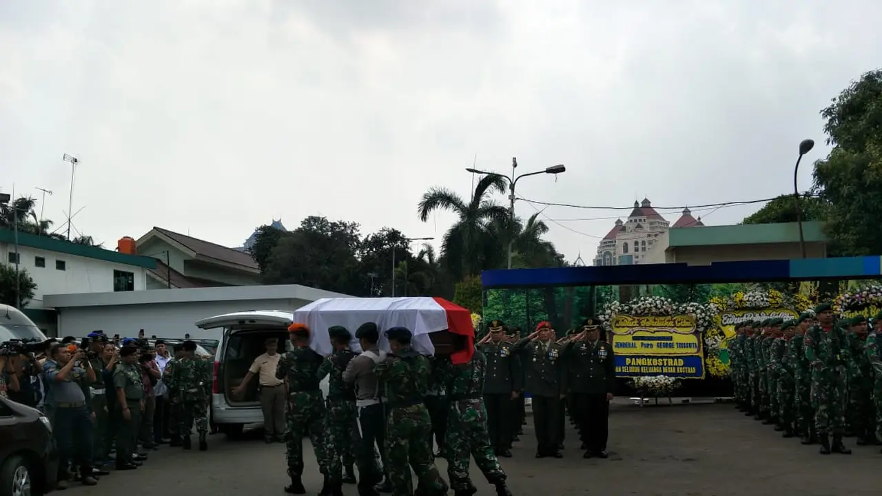 Upacara pemberangkatan jenazah Mantan Kepala Staf Angkatan Darat (KSAD) George Toisutta dilakukan di halaman Rumah Duka Sentosa Rumah Sakit Pusat Angkatan Darat (RSPAD) Gatot Soebroto, Jakarta Pusat, pada Rabu (12/6/2019).