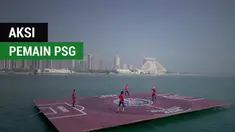 Berita video Neymar, Edinson Cavani, Kylian Mbappe, dan Thiago Silva menunjukkan aksi bermain bola di atas laut di Doha, Qatar.
