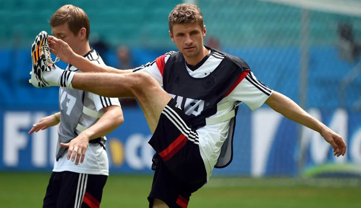 Pemain depan Timnas Jerman, Thomas Mueller, terlihat ikut berlatih bersama di Fonte Nova Arena, Salvador, Brasil, (15/6/2014), sehari jelang laga penyisihan Piala Dunia Grup G kontra Portugal. (AFP PHOTO/Patrik Stollarz)