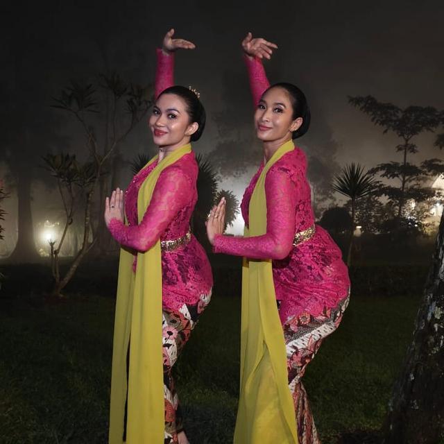 7 Potret Ariel Tatum dan Happy Salma Nari Jaipongan di Sukabumi 1980