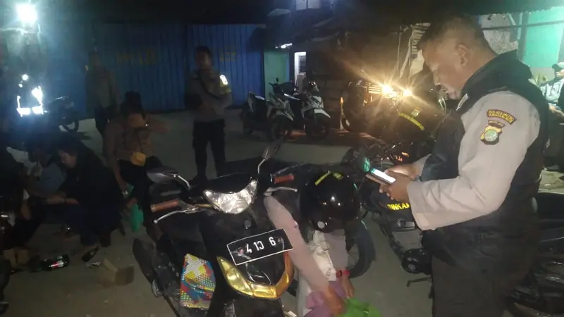 Tempat hiburan dangdut bermerk 'Hawaii' di Jalan Kalibaru Gaga, Desa Kalibaru Kecamatan Pakuhaji, Kabupaten Tangerang, digerebek aparat kepolisian gabungan.