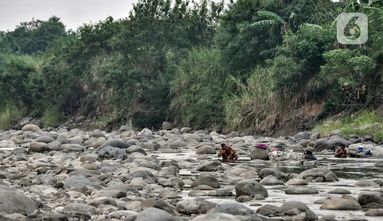 Warga mandi di Sungai Cipamingkis, Desa Jagaita, Jonggol, Kabupaten Bogor, Jawa Barat, Kamis (29/7/2021). Warga mandi dan mencuci pakaian di aliran Sungai Cipamingkis lantaran sumur di rumah mereka mengalami kekeringan sejak satu bulan lalu. (merdeka.com/Iqbal S. Nugroho)