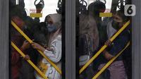 Pengguna Transjakarta menggunakan masker saat berada di dalam bus di kawasan Bundaran Hotel Indonesia Jakarta, Sabtu (10/6/2023). Pemerintah melalui Satgas Penanganan Covid-19 resmi mencabut aturan kewajiban menggunakan masker di semua ruang publik per Jumat (9/6). (Liputan6.com/Helmi Fithriansyah)
