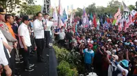 Penjabat (Pj) Gubernur Jatim Adhy Karyono menerima aspirasi ribuan buruh pada aksi May Day di Surabaya. (Dian Kurniawan/Liputan6.com)